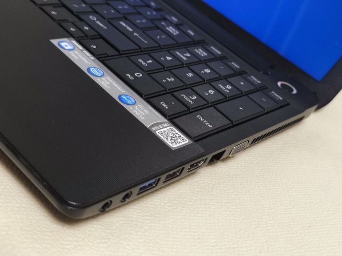 Ноутбук Toshiba Satellite C55 / 15.6" (1366x768) TN / Intel Core i3-3110M (2 (4) ядра по 2.4 GHz) / 8 GB DDR3 / 128 GB SSD / Intel HD Graphics 4000 / WebCam / DVD-ROM б/в - зображення 4