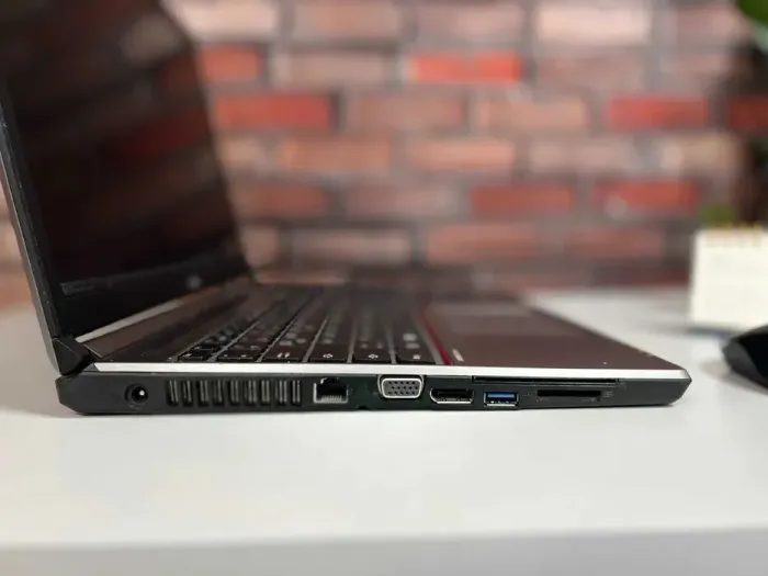 Ультрабук Fujitsu LifeBook E756 / 15.6" (1920x1080) IPS / Intel Core i7-6600U (2 (4) ядра по 2.6 - 3.4 GHz) / 8 GB DDR4 / 256 GB SSD / Intel HD Graphics 520 / WebCam б/в - зображення 4