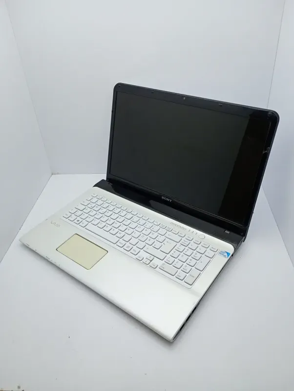 Ноутбук Sony 17 / 17.3" (1600x900) TN / Intel Pentium 2020M (2 ядра по 2.4 GHz) / 6 GB DDR3 / 500 GB HDD / Intel HD Graphics 2500 / WebCam / АКБ не держит б/в - зображення 4