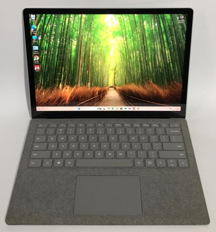 Ультрабук Microsoft Surface Laptop 2 1769 / 13.5" (2256x1504) IPS Touch / Intel Core i7-8650U (4 (8) ядра по 1.9 - 4.2 GHz) / 16 GB DDR4 / 512 GB SSD NVMe / Intel UHD Graphics 620 / WebCam / Win 11 Pro б/в - зображення 2