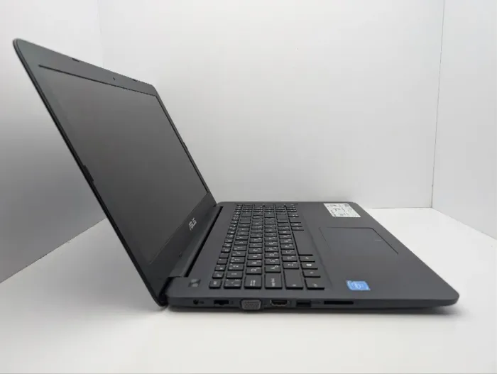 Ноутбук Asus E502M / 15.6" (1366x768) TN / Intel Celeron N2940 (4 ядра по 1.83 - 2.25 GHz) / 4 GB DDR3 / 120 GB SSD / Intel HD Graphics 505 / WebCam б/в - зображення 4