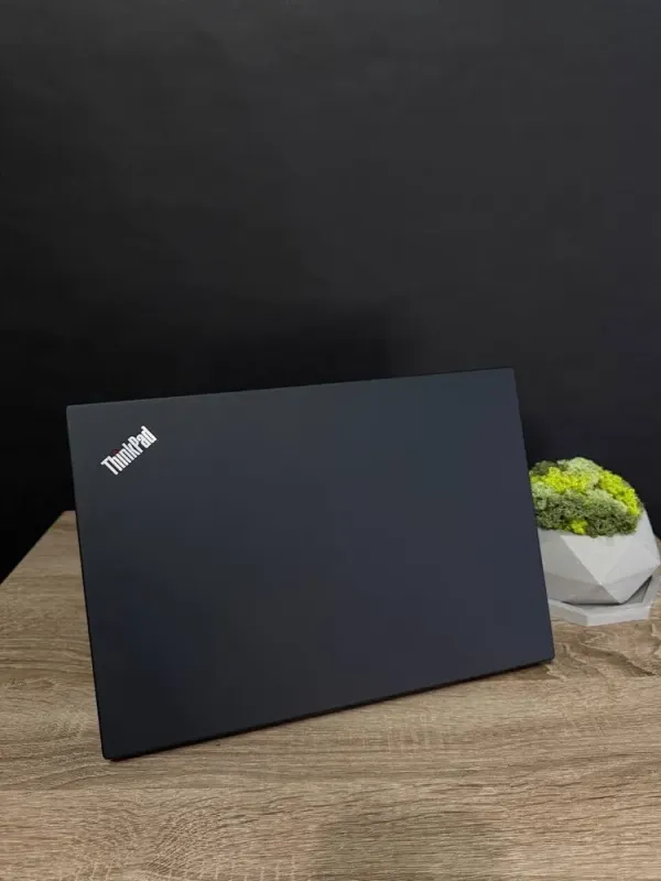 Ультрабук Lenovo ThinkPad T14 / 14" (1920x1080) TN / AMD Ryzen 5 PRO 4650U (6 (12) ядер по 2.1 - 4.0 GHz) / 16 GB DDR4 / 256 GB SSD / AMD Radeon Vega Graphics / WebCam / Windows Lic б/в - зображення 3