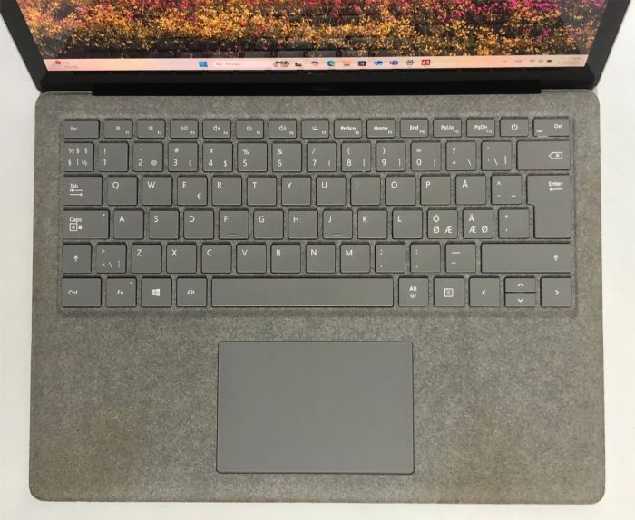 Ультрабук Microsoft Surface Laptop 2 1769 / 13.5" (2256x1504) IPS Touch / Intel Core i5-8350U (4 (8) ядра по 1.7 - 3.6 GHz) / 8 GB DDR4 / 256 GB SSD NVMe / Intel UHD Graphics 620 / WebCam / Win 11 Pro б/в - зображення 8