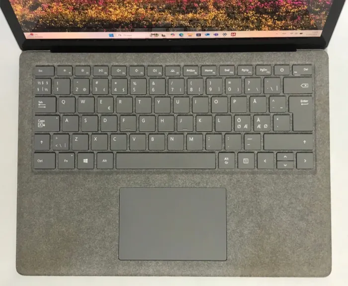 Ультрабук Microsoft Surface Laptop 2 1769 / 13.5" (2256x1504) IPS Touch / Intel Core i5-8350U (4 (8) ядра по 1.7 - 3.6 GHz) / 8 GB DDR4 / 256 GB SSD NVMe / Intel UHD Graphics 620 / WebCam / Win 11 Pro б/в - зображення 8