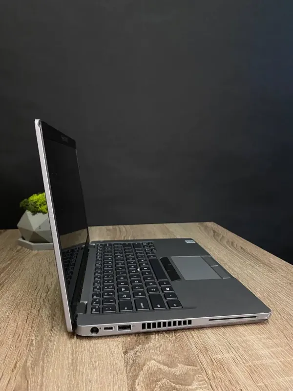 Ультрабук Б-клас Dell Latitude 5411 / 14" (1920x1080) TN / Intel Core i7-10850H (6 (12) ядер по 2.7 - 5.1 GHz) / 16 GB DDR4 / 256 GB SSD M.2 / Intel UHD Graphics / WebCam / Win 11 б/в - зображення 4
