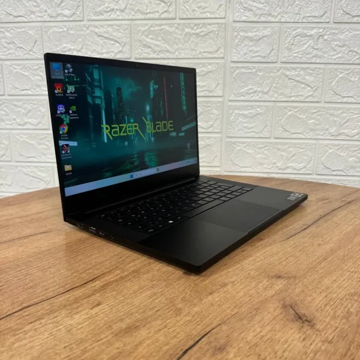 Ігровий ноутбук Razer Blade 14 RZ09-0370 / 14" (2560x1440) IPS / AMD Ryzen 9 5900HX (8 (16) ядер по 3.3 - 4.6 GHz) / 16 GB DDR4 / 1000 GB SSD NVMe / nVidia GeForce RTX 3070, 8 GB GDDR6, 256-bit / WebCam б/в - зображення 4