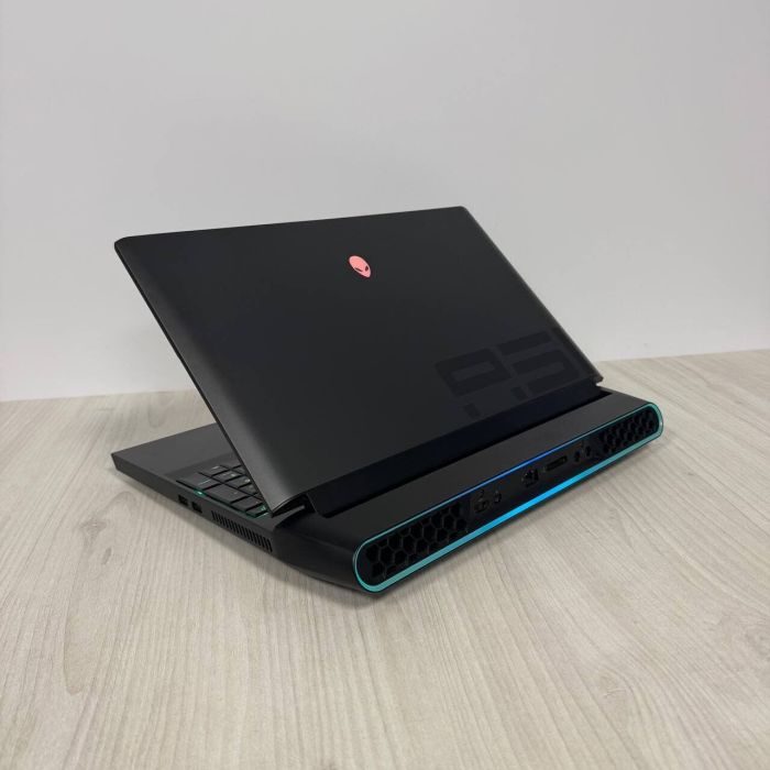 Ігровий ноутбук Б-класу Dell Alienware Area-51m / 17,3" (1920x1080) IPS / Intel Core i7-9700K (8 ядер по 3,6 - 4,9 ГГц) / 32 ГБ DDR4 / 256 ГБ SSD NVMe + 2000 ГБ HDD / nVidia GeForce RTX 2080, 8 ГБ GDDR6, 256-біт / WebCam б/в - зображення 6