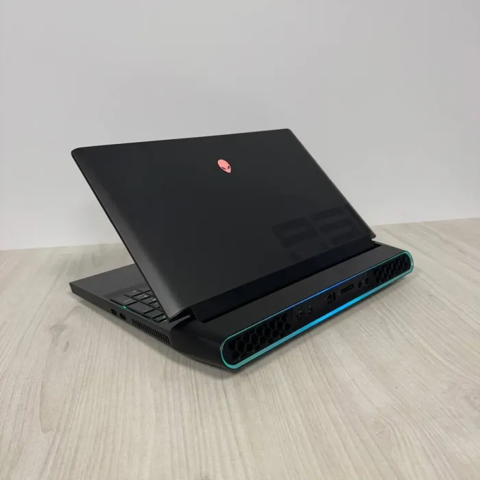 Ігровий ноутбук Б-класу Dell Alienware Area-51m / 17,3" (1920x1080) IPS / Intel Core i7-9700K (8 ядер по 3,6 - 4,9 ГГц) / 32 ГБ DDR4 / 256 ГБ SSD NVMe + 2000 ГБ HDD / nVidia GeForce RTX 2080, 8 ГБ GDDR6, 256-біт / WebCam б/в - зображення 6
