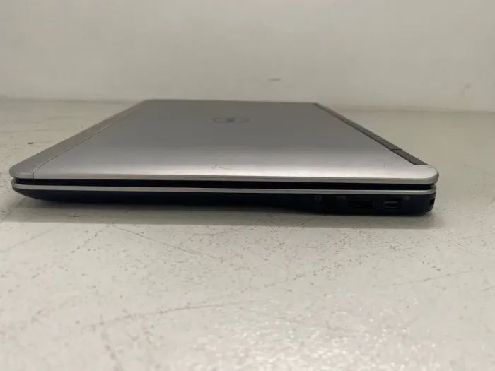 Нетбук Б-клас Dell Latitude E7240 / 12.5" (1366x768) TN / Intel Core i7-4600U (2 (4) ядра по 2.1 - 3.3 GHz) / 8 GB DDR3 / 256 GB SSD / Intel HD Graphics 4400 / WebCam б/в - зображення 4