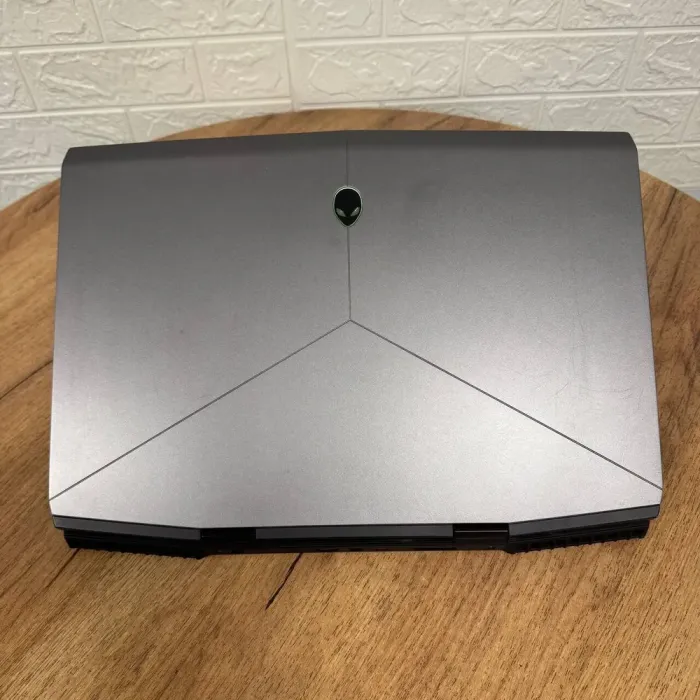 Ігровий ноутбук Б-клас Dell Alienware m17 / 17.3" (1920x1080) IPS / Intel Core i7-8750H (6 (12) ядер по 2.2 - 4.1 GHz) / 16 GB DDR4 / 128 GB SSD M.2 + 1000 GB HDD / nVidia GeForce RTX 2070 Max-Q, 8 GB GDDR6, 256-bit / WebCam б/в - зображення 3