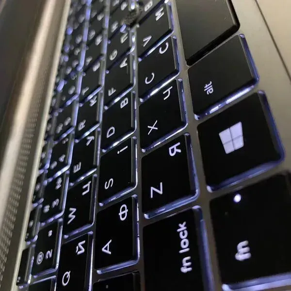 Ультрабук Б-клас HP EliteBook 850 G6 / 15.6" (3840x2160) IPS / Intel Core i7-8650U (4 (8) ядра по 1.9 - 4.2 GHz) / 16 GB DDR4 / 256 GB SSD / Intel UHD Graphics / WebCam / Fingerprint б/в - зображення 6