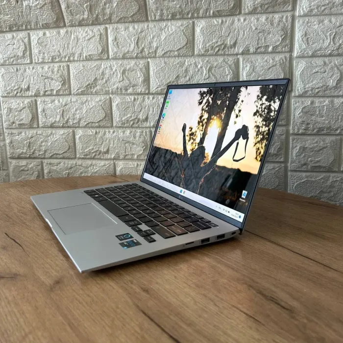 Ультрабук Б-клас LG Gram 14Z90P / 14" (1920x1080) IPS / Intel Core i5-1135G7 (4 (8) ядра по 2.4 - 4.2 GHz) / 8 GB DDR4 / 256 GB SSD / Intel Iris Xe Graphics / WebCam б/в - зображення 5