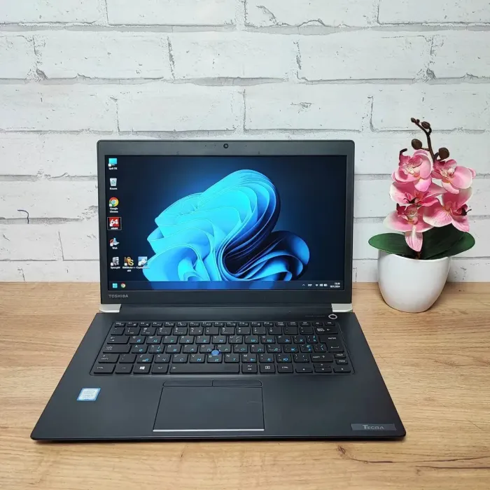Ультрабук Toshiba Tecra X40-E / 14" (1920x1080) TN / Intel Core i5-8250U (4 (8) ядра по 1.6 - 3.4 GHz) / 16 GB DDR4 / 256 GB SSD / Intel UHD Graphics 620 / WebCam б/в - зображення 2
