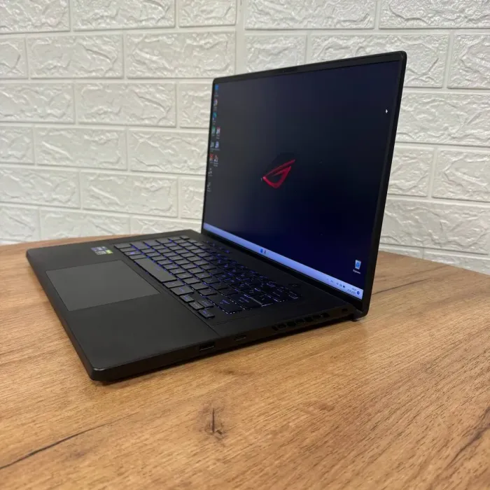 Ігровий ноутбук Б-клас Asus ROG Zephyrus M16 GU603ZW / 16" (2560x1600) IPS / Intel Core i9-12900H (14 (20) ядер по 3.8 - 5.0 GHz) / 24 GB DDR5 / 1000 GB SSD / nVidia GeForce RTX 3070 Ti, 8 GB GDDR6, 256-bit / WebCam б/в - зображення 5