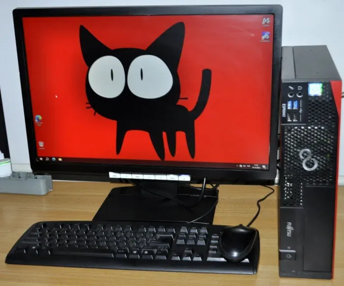 Комплект ПК: Fujitsu D757 E90 SFF / Intel Core i5-6500 (4 ядра по 3.2 - 3.6 GHz) / 16 GB DDR4 / 240 GB SSD + 320 GB HDD / Intel HD Graphics + Монітор Б-клас 22" (1680x1050) TN / VGA+ Windows 11 Pro б/в - зображення 2