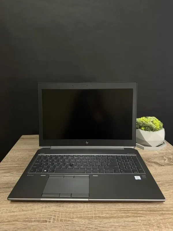 Мобільна робоча станція HP ZBook 15 G6 / 15.6" (1920x1080) IPS / Intel Core i7-9750H (6 (12) ядра по 2.6 - 4.5 GHz) / 16 GB DDR4 / 512 GB SSD M.2 / nVidia Quadro T1000, 4 GB GDDR5, 128-bit / WebCam / Win 11 б/в - зображення 2