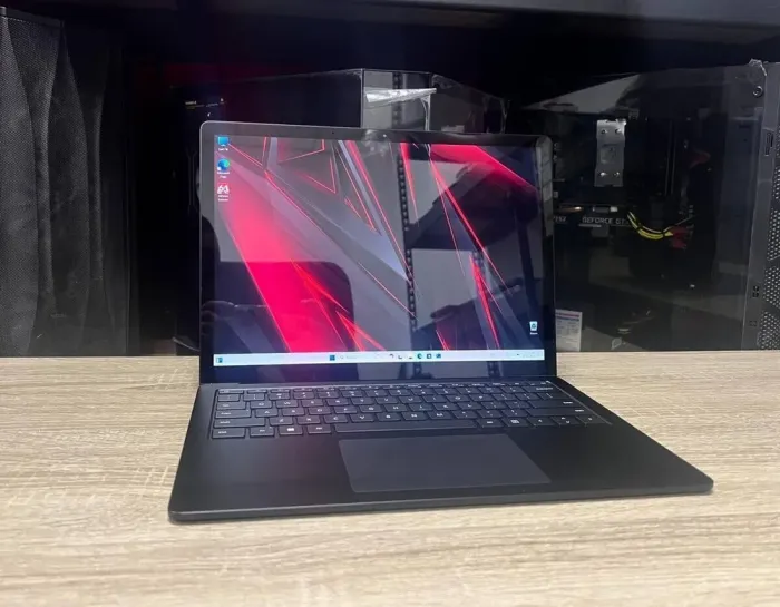 Ультрабук Microsoft Surface Laptop 4 / 13.5" (2256x1504) IPS Touch / Intel Core i7-1185G7 (4 (8) ядра по 3.0 - 4.8 GHz) / 16 GB DDR4 / 256 GB SSD / Intel Iris Xe Graphics / WebCam б/в - зображення 2