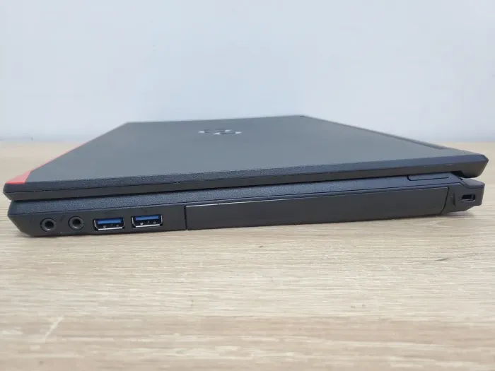 Ноутбук Fujitsu LifeBook E546 / 14" (1920x1080) IPS / Intel Core i5-6200U (2 (4) ядра по 2.3 - 2.8 GHz) / 8 GB DDR4 / 240 GB SSD / Intel HD Graphics 520 / WebCam / Win 10 + USB-мышь Frime FM001 NEW б/в - зображення 5