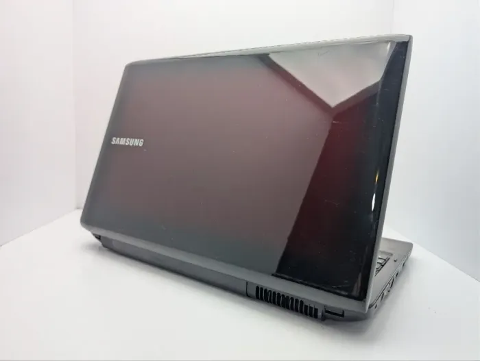 Ноутбук Samsung RV580 / 15.6" (1366x768) TN / Intel Core i3-330M (2 (4) ядра по 2.1 GHz) / 6 GB DDR3 / 1000 GB HDD / nVidia GeForce GT 330M, 1 GB GDDR3, 128-bit / WebCam / DVD-ROM б/в - зображення 8
