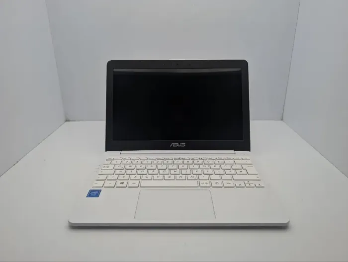 Нетбук Asus X207N / 11.6" (1366x768) TN / Intel Celeron N3350 (2 ядра по 1.1 - 2.4 GHz) / 2 GB DDR3 / 30 GB SSD / Intel HD Graphics 500 / WebCam б/в - зображення 3