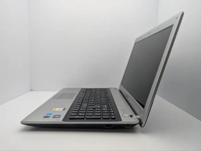 Ноутбук Samsung RV515 / 15.6" (1366x768) TN / AMD E-450 (2 ядра по 1.65 GHz) / 8 GB DDR3 / 1000 GB HDD / AMD Radeon HD 6470M, 512 MB GDDR3, 64-bit / WebCam б/в - зображення 5