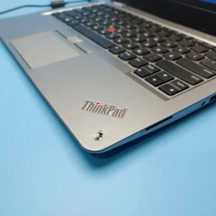 Ультрабук Б-клас Lenovo ThinkPad 13 / 13.3" (1366x768) TN / Intel Core i5-7200U (2 (4) ядра по 2.5 - 3.1 GHz) / 8 GB DDR4 / 256 GB SSD / Intel HD Graphics 620 / WebCam / Win 10 Pro б/в - зображення 8