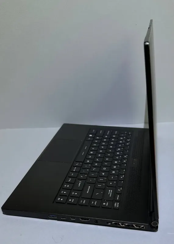 Ігровий ноутбук Б-клас MSI GS65 Stealth Thin 8RF / 15.6" (1920x1080) IPS / Intel Core i7-8750H (6 (12) ядер по 2.2 - 4.1 GHz) / 32 GB DDR4 / 512 GB SSD / nVidia GeForce GTX 1070 Max-Q, 8 GB GDDR5, 256-bit / WebCam / Win 11 Pro б/в - зображення 5