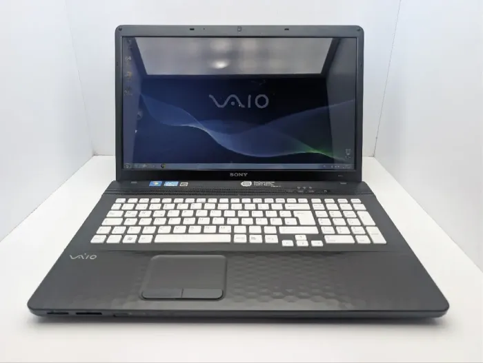 Ноутбук Sony Vaio EJ2M1E / 17.3" (1600x900) TN / Intel Core i5-2430M (2 (4) ядра по 2.4 - 3.0 GHz) / 8 GB DDR3 / 640 GB HDD / nVidia GeForce 410M, 1 GB GDDR3, 64-bit / WebCam / DVD-ROM б/в - зображення 2