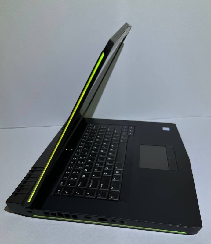 Ігровий ноутбук Dell Alienware 15 R3 / 15.6" (3840x2400) IPS / Intel Core i7-7700HQ (4 (8) ядра по 2.8 - 3.8 GHz) / 32 GB DDR4 / 512 GB SSD + 1000 GB HDD / nVidia GeForce GTX 1070, 8 GB GDDR5, 256-bit / WebCam / Win 11 Pro б/в - зображення 4