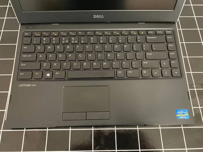 Ультрабук Б-клас Dell Latitude 3330 / 13.3" (1366x768) TN / Intel Core i5-3337U (2 (4) ядра по 1.8 - 2.7 GHz) / 8 GB DDR3 / 240 GB SSD / Intel HD Graphics 4000 / WebCam / HDMI б/в - зображення 6