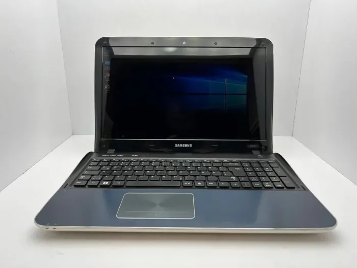 Ноутбук Samsung SF310 / 15.6" (1366x768) TN / Intel Core i3-370M (2 (4) ядра по 2.4 GHz) / 4 GB DDR3 / 250 GB HDD / nVidia GeForce 310M, 512 MB GDDR3, 64-bit / WebCam б/в - зображення 2