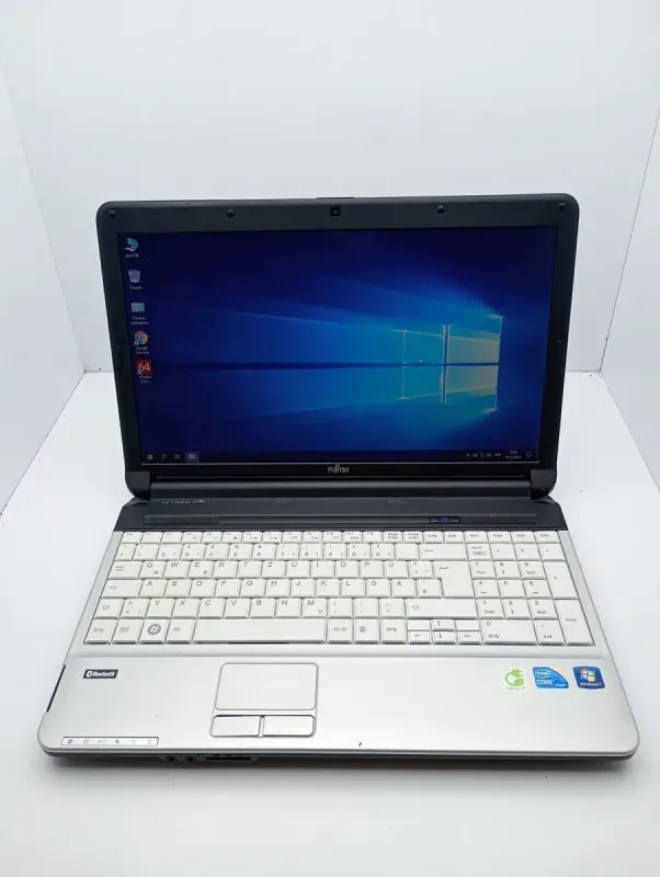 Ноутбук Asus K72 / 17.3" (1600x900) TN / Intel Core i5-450M (2 (4) ядра по 2.4 - 2.66 GHz) / 6 GB DDR3 / 120 GB SSD / Intel HD Graphics / WebCam б/в - зображення 2