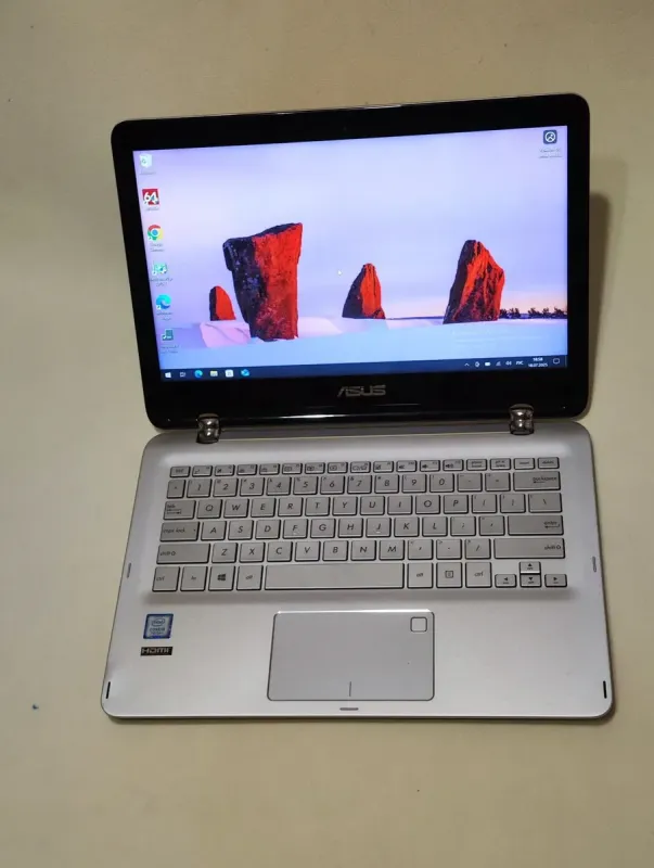 Ноутбук-трансформер Asus Q304UAK 2-in-1 / 13.3" (1920x1080) IPS Touch / Intel Core i5-7200U (2 (4) ядер по 2.5 - 3.1 GHz) / 12 GB DDR4 / 256 GB SSD / Intel HD Graphics 620 / WebCam б/в - зображення 2