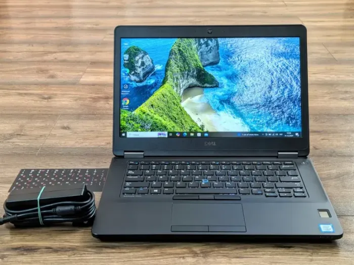 Ультрабук Dell Latitude E5470 / 14" (1366x768) TN / Intel Core i5-6200U (2 (4) ядра по 2.3 - 2.8 GHz) / 8 GB DDR4 / 256 GB SSD / Intel HD Graphics 520 / WebCam б/в - зображення 2