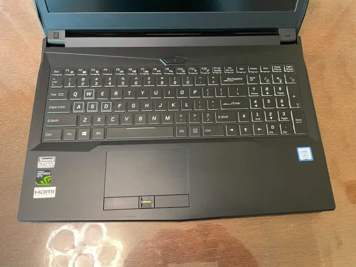 Ноутбук Clevo N850HZ / 15.6" (1920x1080) IPS / Intel Core i7-7700HQ (4 (8) ядра по 2.8 - 3.8 GHz) / 16 GB DDR4 / 256 GB SSD / Intel HD Graphics 630 / WebCam б/в - зображення 4