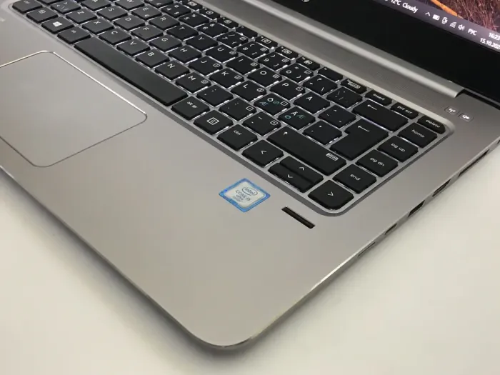 Ноутбук Б-клас HP EliteBook Folio 1040 G3 / 14" (1920x1080) TN / Intel Core i5-6300U (2 (4) ядра по 2.4 - 3.0 GHz) / 16 GB DDR4 / 256 GB SSD / Intel HD Graphics 520 / WebCam / HDMI / Windows 10 Pro б/в - зображення 9