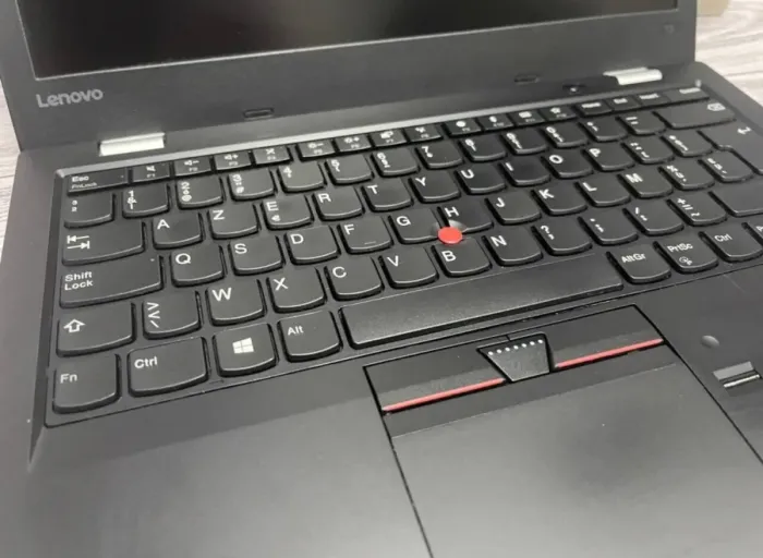 Ультрабук Lenovo ThinkPad 13 / 13.3" (1920x1080) IPS / Intel Core i7-7500U (2 (4) ядра по 2.7 - 3.5 GHz) / 16 GB DDR4 / 256 GB SSD M.2 / Intel HD Graphics 620 / WebCam б/в - зображення 3
