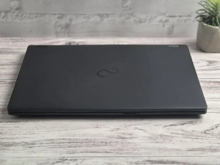 Ультрабук Fujitsu Lifebook E559 / 15.6" (1920x1080) IPS / Intel Core i5-8265U (4 (8) ядра по 1.6 - 3.9 GHz) / 8 GB DDR4 / 256 GB SSD / Intel UHD Graphics 620 / WebCam б/в - зображення 5
