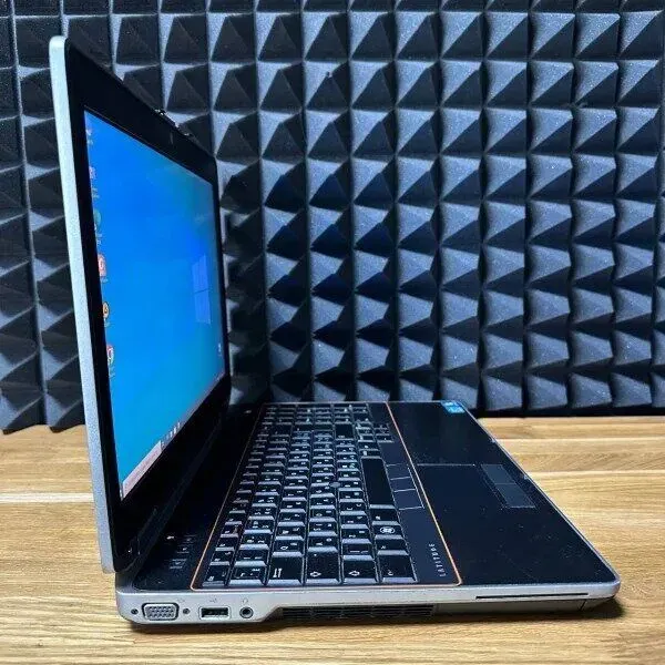 Ноутбук Dell Latitude E6520 / 15.6" (1600x900) TN / Intel Core i5-2540M (2 (4) ядра по 2.6 - 3.3 GHz) / 8 GB DDR3 / 128 GB SSD / Intel HD Graphics 3000 / WebCam б/в - зображення 5