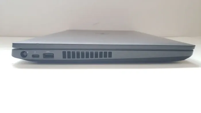 Мобільна робоча станція Dell Precision 3541 / 15,6" (1920x1080) IPS / Intel Core i7-9750H (6 (12) ядер по 2,6 - 4,5 ГГц) / 32 ГБ DDR4 / 512 ГБ SSD / nVidia Quadro P620, 4 ГБ GDDR5, 128-біт / WebCam б/в - зображення 4