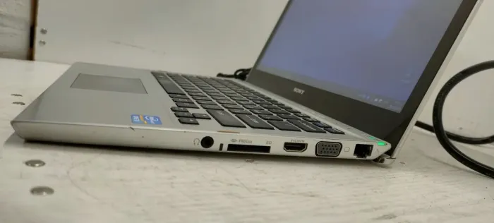 Ноутбук Б-клас Sony VAIO SVT131A11V / 13.3" (1366x768) TN / Intel Core i5-3317U (2 (4) ядра по 1.7 - 2.6 GHz) / 8 GB DDR3 / 120 GB SSD / Intel HD Graphics 4000 б/в - зображення 7