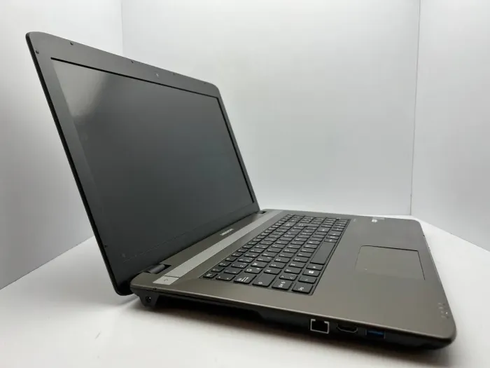 Ноутбук Medion Akoya E7225 / 17.3" (1600x900) TN / Intel Celeron N2940 (4 ядра по 1.83 - 2.25 GHz) / 4 GB DDR3 / 128 GB SSD / Intel HD Graphics / WebCam б/в - зображення 3