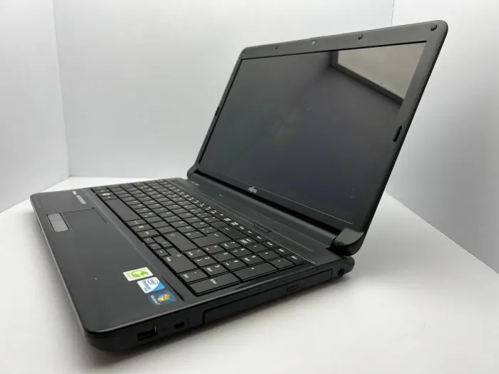 Ноутбук Fujitsu Lifebook AH530 / 15" (1366x768) TN / Intel Core i3-380M (2 (4) ядра по 2.53 GHz) / 4 GB DDR3 / 500 GB HDD / Intel HD Graphics / WebCam б/в - зображення 4