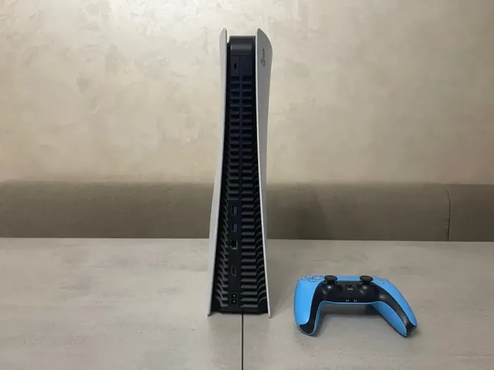 Ігрова консоль Sony Playstation PS5 CFI-1015B / AMD Ryzen Zen 2 Custom (8 ядер по 3.5 GHz) / 16 GB GDDR6 / 825 GB SSD / AMD Radeon RDNA 2, 16 GB GDDR6, 256-bit / Wi-Fi б/в - зображення 3