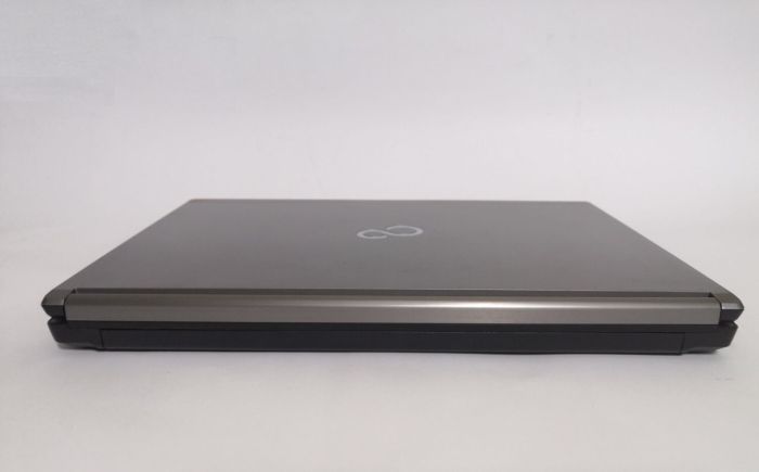 Ноутбук Fujitsu Lifebook E736 / 13.3" TN / Core i5-6300U (2(4) ядра по 2.4-3GHz) / 8GB DDR4 / 500GB HDD / HD Graphics 520 / WebCam б/в - зображення 12