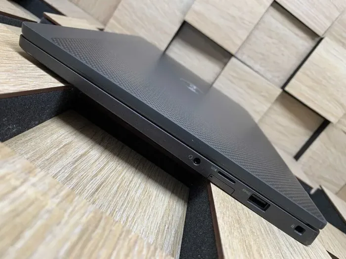 Ультрабук Б-клас Dell Latitude 7400 / 14" (1920x1080) IPS / Intel Core i5-8365U (4 (8) ядра по 1.6 - 4.1 GHz) / 8 GB DDR4 / 240 GB SSD M.2 / Intel UHD Graphics 620 / WebCam / Windows 10 б/в - зображення 7