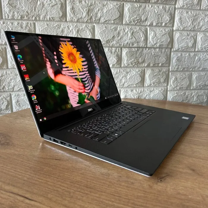 Мобільна робоча станція Dell Precision 5540 / 15.6" (3840x2160) IPS Touch / Intel Core i7-9850H (6 (12) ядер по 2.6 - 4.6 GHz) / 16 GB DDR4 / 256 GB SSD / nVidia Quadro T1000, 4 GB GDDR5, 128-bit / WebCam б/в - зображення 4