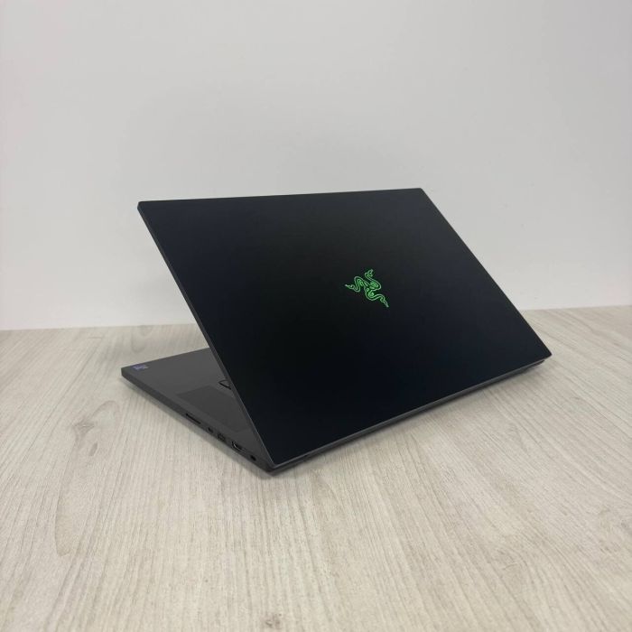 Ігровий ноутбук Б-класу Razer Blade 18 RZ09-0484 / 18" (2560x1600) IPS / Intel Core i9-13950HX (24 (32) ядра по 2,2 - 5,5 ГГц) / 32 ГБ DDR5 / 1000 ГБ SSD NVMe / nVidia GeForce RTX 4090, 16 ГБ GDDR6, 256-біт / Веб-камера б/в - зображення 7