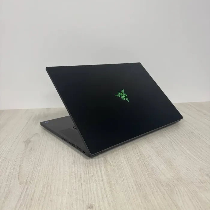 Ігровий ноутбук Б-класу Razer Blade 18 RZ09-0484 / 18" (2560x1600) IPS / Intel Core i9-13950HX (24 (32) ядра по 2,2 - 5,5 ГГц) / 32 ГБ DDR5 / 1000 ГБ SSD NVMe / nVidia GeForce RTX 4090, 16 ГБ GDDR6, 256-біт / Веб-камера б/в - зображення 7