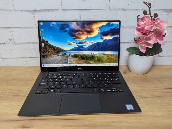 Ультрабук Dell XPS 13 9360 (P54G) / 13.3" (1920x1080) IPS Touch / Intel Core i5-6200U (2 (4) ядра по 2.3 - 2.8 GHz) / 8 GB DDR4 / 256 GB SSD / Intel HD Graphics 620 / WebCam б/в - зображення 2